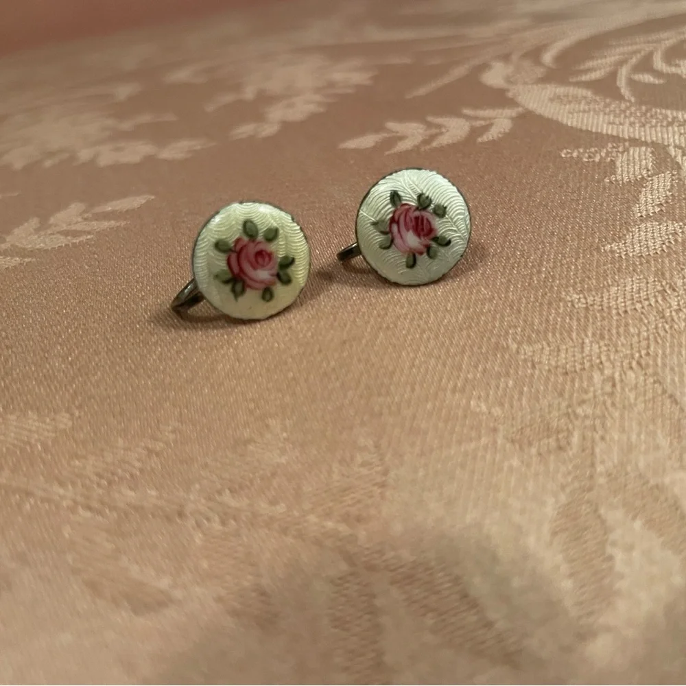 Vintage guilloché enamel screw-back earrings with a pink rose design - Picture 2 of 6